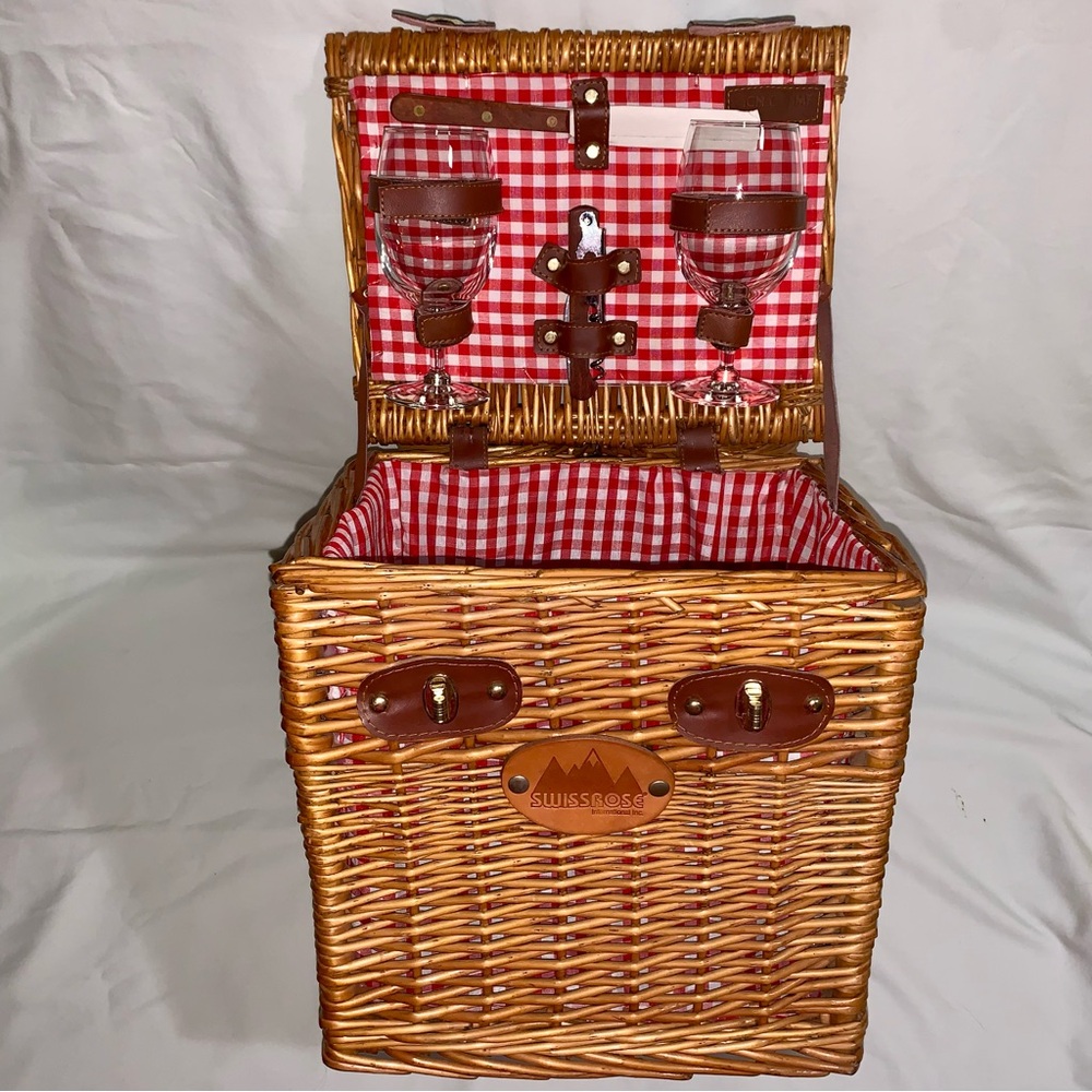 Like New, Swissrose International Wine & Cheese Picnic Basket.